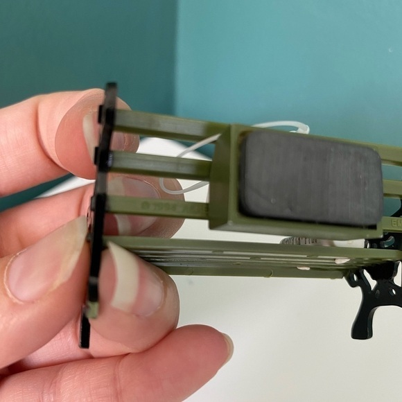 VINTAGE 1994 Acme Miniature Fridge Magnet Wet Paint Bench Green Black *flaw* - Picture 6 of 7